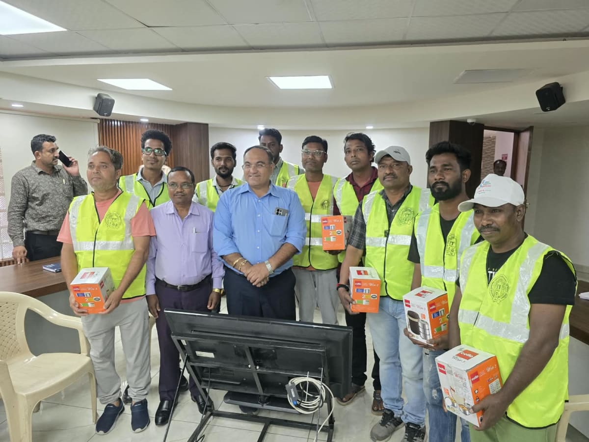 AMC દ્વારા ઉત્તર ઝોનના સફાઈ કર્મચારીઓની શ્રેષ્ઠ કામગીરી કરનાર કર્મચારીઓને ઇનામ અને પ્રમાણપત્ર આપી સન્માન કરાયું