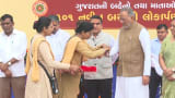 નાયબ મુખ્યમંત્રી શ્રી હર્ષ સંઘવીએ ગાંધીનગર ખાતેથી ૧૦૧ નવીન એસ.ટી. બસોનું લોકાર્પણ કરી પ્રસ્થાન કરાવ્યું 2