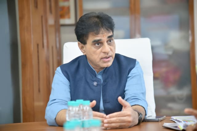 રાજ્યમાં ચાંદીપુરા વાયરસની હાલની સ્થિતિ અને નિયંત્રણ અંગે આરોગ્ય મંત્રી શ્રી પ્રફુલ પાનશેરિયાની અધ્યક્ષતામાં મહત્વની સમીક્ષા બેઠક યોજાઈ