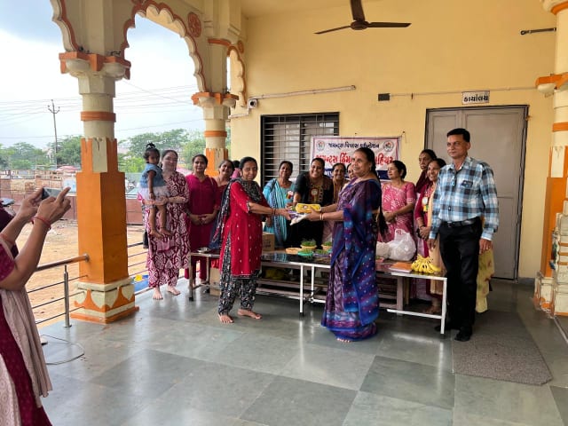 ગૌરી વ્રત નિમિત્તે જવારા ડ્રાયફ્રુટ અને ફળફળાદી નું વિતરણ