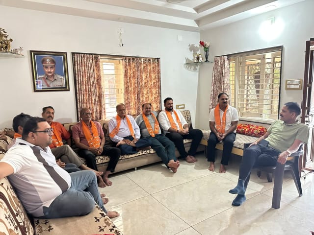 વડાપ્રધાન નરેન્દ્ર મોદીના 136 માં એપિસોડ મન કી બાત હિંમતનગરના કાર્યકર્તાઓએ સાથે બેસીને નિહાળ્યો