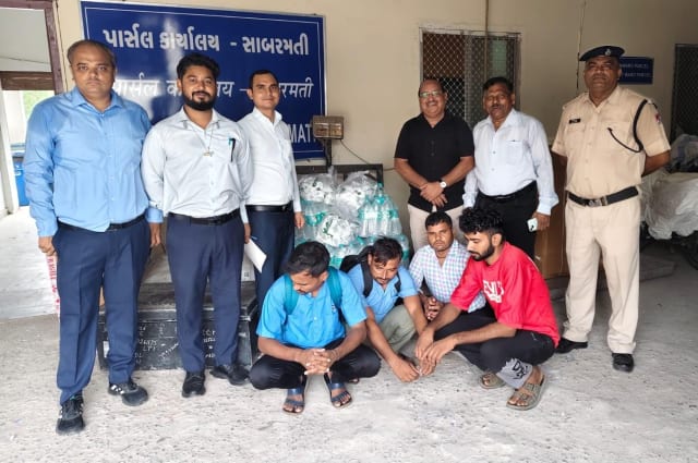 સાબરમતી સ્ટેશન અને ટ્રેનોમાં અનધિકૃત વેન્ડરો સામે સંયુક્ત ચેકિંગ અભિયાન
