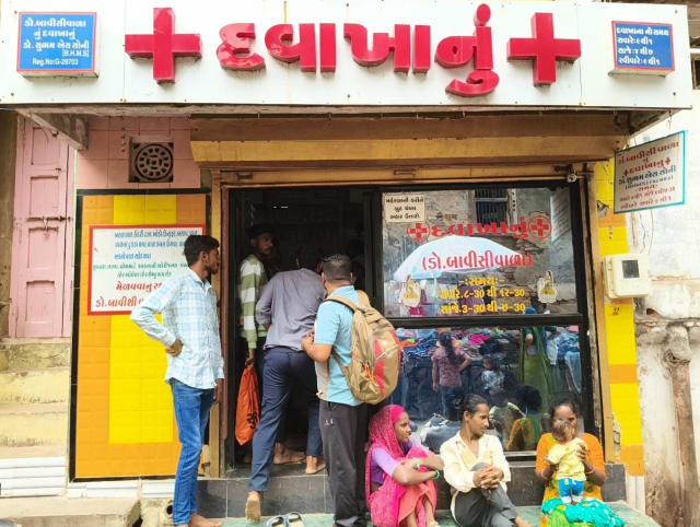 ધોળીકૂઈ (કપડવંજ) ખાતે નાના બાળકો માટેની "રતવાની દવા"ના નામે ચાલતા બિનઅધિકૃત ઉત્પાદન અને વેચાણ નેટવર્કનો પર્દાફાશ: રૂ. ૬૬,૪૦૦ નો મુદ્દામાલ જપ્ત