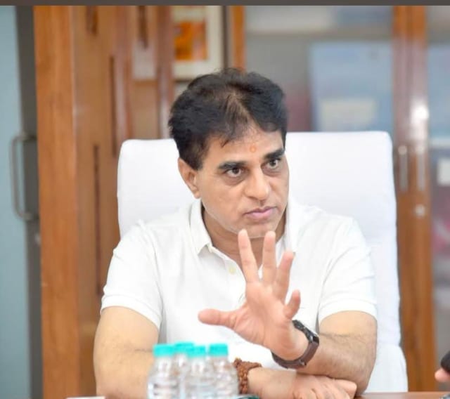 સુરત સિવિલ ડોક્ટર આત્મહત્યા કેસ: ૨૪ કલાકમાં તપાસ પૂર્ણ; ૪ સીનિયર ડોક્ટરો સસ્પેન્ડ, HODને 'શો-કોઝ' નોટિસ