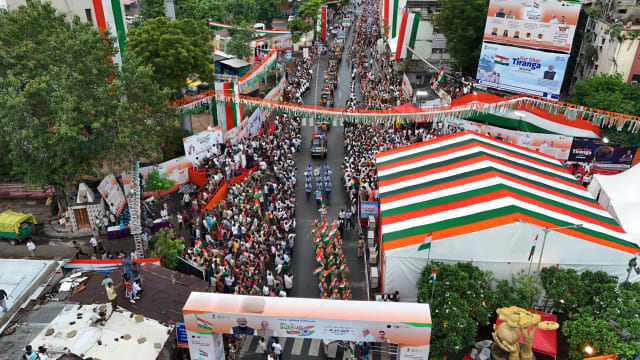 વંદે માતરમ્’ના 150 વર્ષ નિમિત્તે 300 ફૂટ તિરંગા સાથે શિક્ષકોનો દેશભક્તિનો ઉત્સાહ, AMC સ્કૂલ બોર્ડની ટીમે વધાર્યું તિરંગા યાત્રાનું ગૌરવ