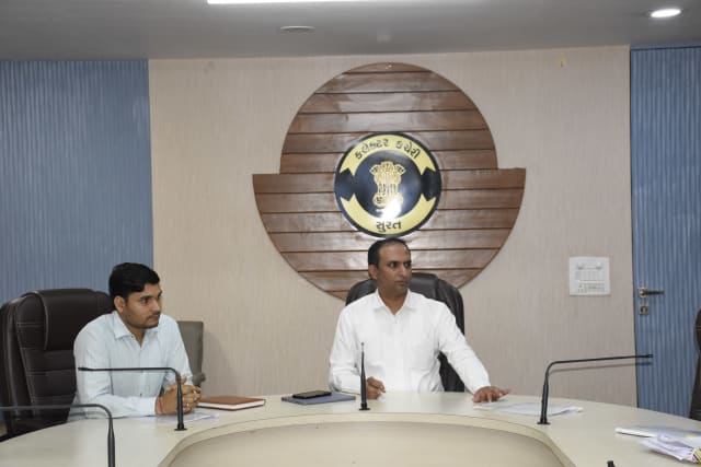 જિલ્લા કલેક્ટર તેજસ પરમારના અધ્યક્ષસ્થાને બાળમજૂરી નાબુદી અભિયાન હેઠળ સુરત જિલ્લા ટાસ્કફોર્સ કમિટીની બેઠક યોજાઈ