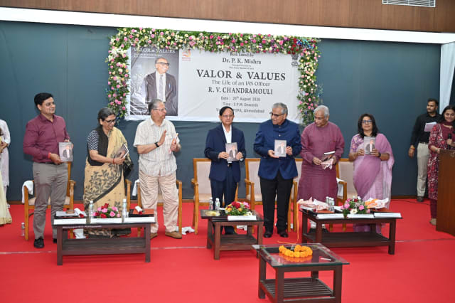 વડાપ્રધાનશ્રીના અગ્ર સચિવ ડૉ. પી. કે. મિશ્રાના હસ્તે સ્પીપા ખાતે સ્વ. શ્રી આર. વી. ચંદ્રમૌલીના જીવન આધારિત પુસ્તકનું વિમોચન