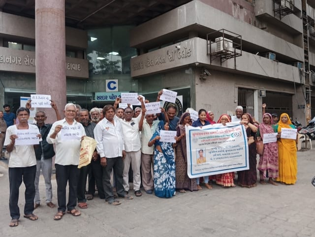 સુખરામનગર અમરાઈવાડી વોર્ડ સખી સંઘની મુખ્યમંત્રીશ્રીને રજૂઆત બાદ સંત વિનોબાનગરના 250 જેટલા ઝૂંપડાવાસીઓને મુખ્યમંત્રી કાર્યાલય તરફથી આગળની કાર્યવાહી માટે અમદાવાદ મ્યુનિસિપલ કોર્પોરેશનનો સંપર્ક કરવા જણાવતાં ફરી પાછો સંઘ કોર્પોરેશન પહોચ્યો.