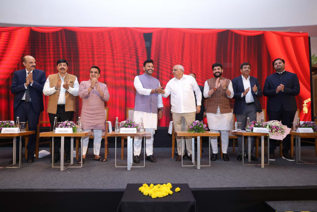 અમદાવાદ એરપોર્ટ પરથી ‘હબ ઍન્ડ સ્પોક’ આંતરરાષ્ટ્રીય ફ્લાઇટ સેવાઓનો શુભારંભ અમૃતસર અને વારાણસી બાદ અમદાવાદ દેશનું ત્રીજું એરપોર્ટ બન્યું: વૈશ્વિક કનેક્ટિવિટીને મળશે નવો વેગ