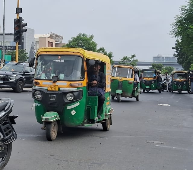 અમદાવાદમાં રીક્ષા ચાલકોની હડતાલના પગલે શાંતિનો ભંગ કરવા બદલ 13 લોકોની અટકાયત કરવામાં આવી