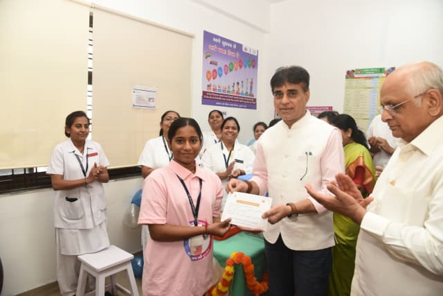 કિશોરીઓને સર્વાઇકલ કેન્સર સામે સુરક્ષિત કરવા રાજ્યમાં ૬ લાખથી વધુ કિશોરીઓનું HPV રસીકરણ સંપન્ન: આરોગ્ય મંત્રી શ્રી પ્રફુલ પાનશેરીયા