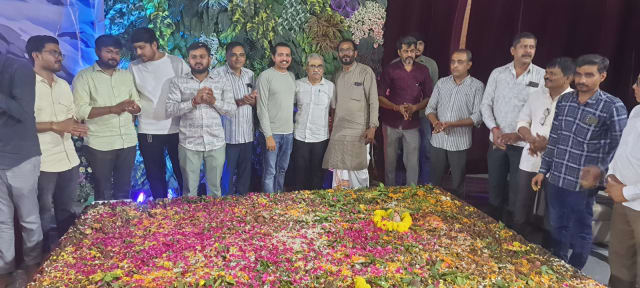 શ્રાવણ માસની શિવરાત્રીના પાવન પર્વે અમદાવાદના નિકોલમાં અનોખો ધાર્મિક કાર્યક્રમ યોજાયો હતો. 1,000થી વધુ શિવભક્તોએ એકસાથે સવા લાખ માટીના શિવલિંગનું નિર્માણ કરી શાસ્ત્રોક્ત વિધિથી પૂજન-અર્ચન કર્યું