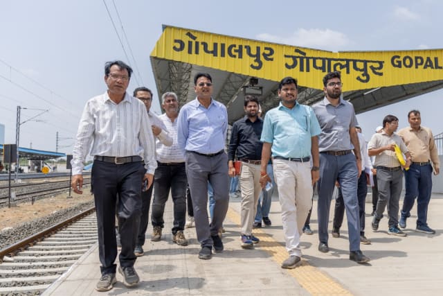 DRM વેદ પ્રકાશ એ અમદાવાદ મંડળના વિવિધ સ્ટેશનો અને માલ પરિવહન સુવિધાઓનું કર્યું નિરીક્ષણ
