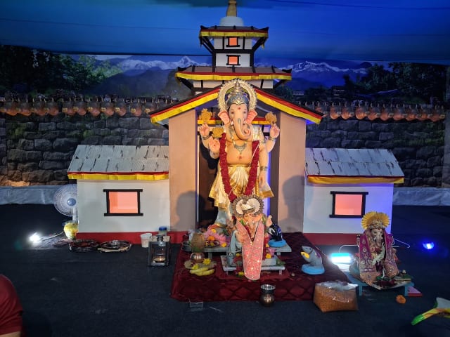 ભવ્ય શણગાર સાથે વિવિધ પંડાલોમાં બાપ્પા બિરાજમાન