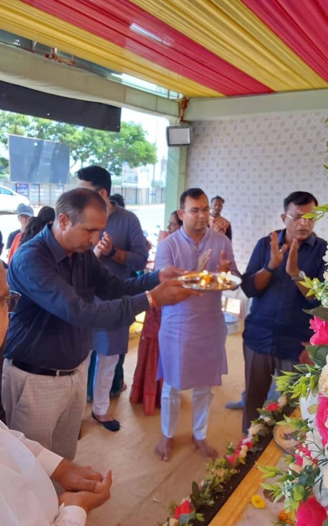 અંબાજી પદયાત્રીઓ માટે હિંમતનગરમાં રોટરી ક્લબ નો વિસામો