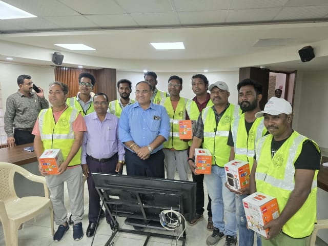 AMC દ્વારા ઉત્તર ઝોનના સફાઈ કર્મચારીઓની શ્રેષ્ઠ કામગીરી કરનાર કર્મચારીઓને ઇનામ અને પ્રમાણપત્ર આપી સન્માન કરાયું