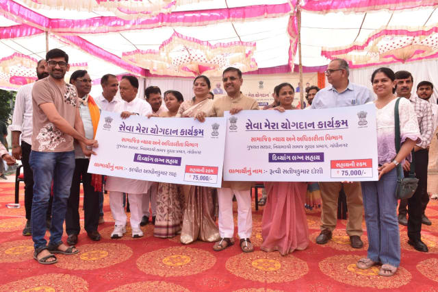 હિંમતનગરની શ્રીમતી રૂપાબેન લાધાભાઈ બધિર બાળકોની  શાળામાં પ્રભારી મંત્રીશ્રી ડૉ. પ્રધુમન વાજાની ઉપસ્થિતિમાં દિવ્યાંગજનોને સાધન સહાય તથા વિવિધ લાભોનું વિતરણ કરાયું
