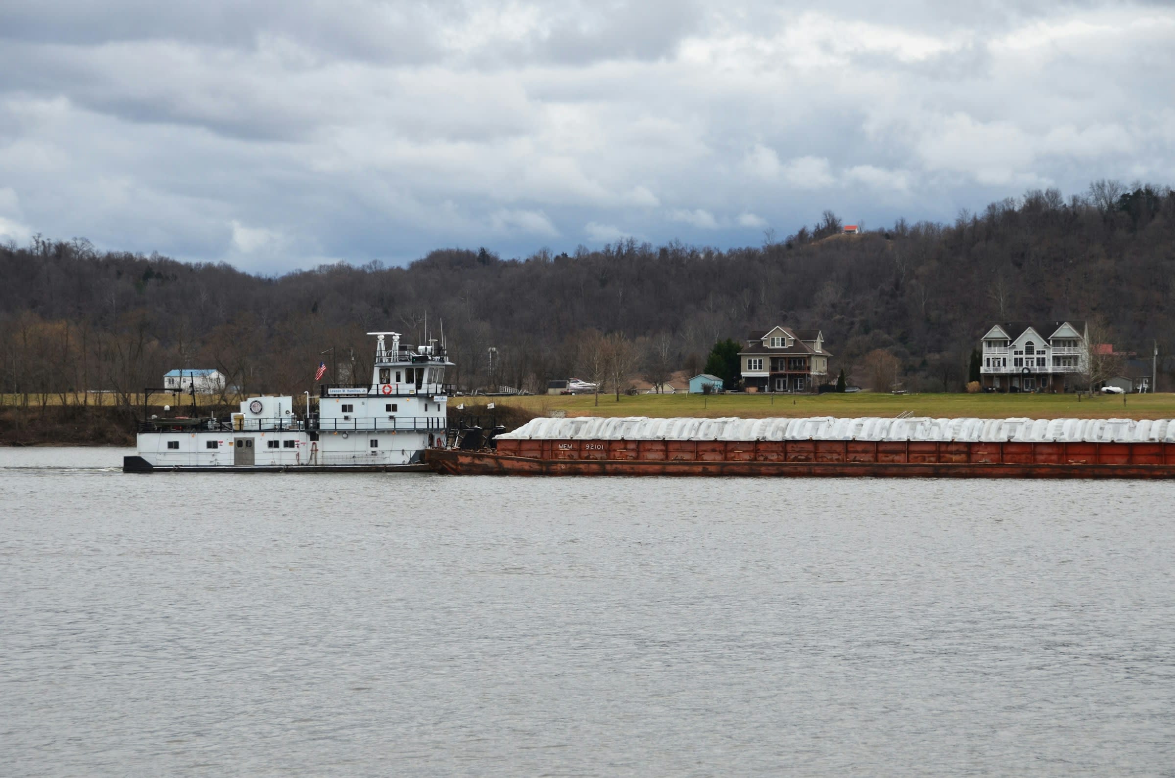 [Sample] 18 m pusher tug pushing a deck barge