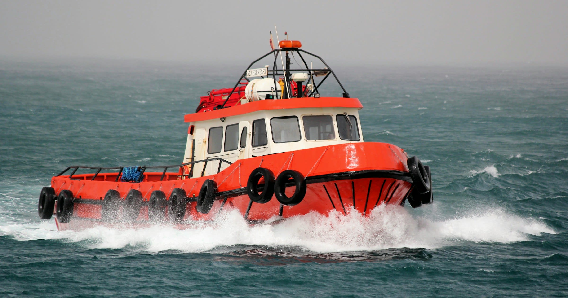 [Sample] 22 m crew boat underway, side view