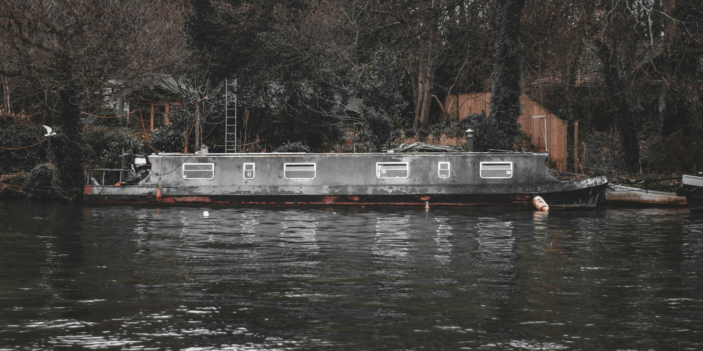 [Sample] 30 m accommodation barge moored at a project site