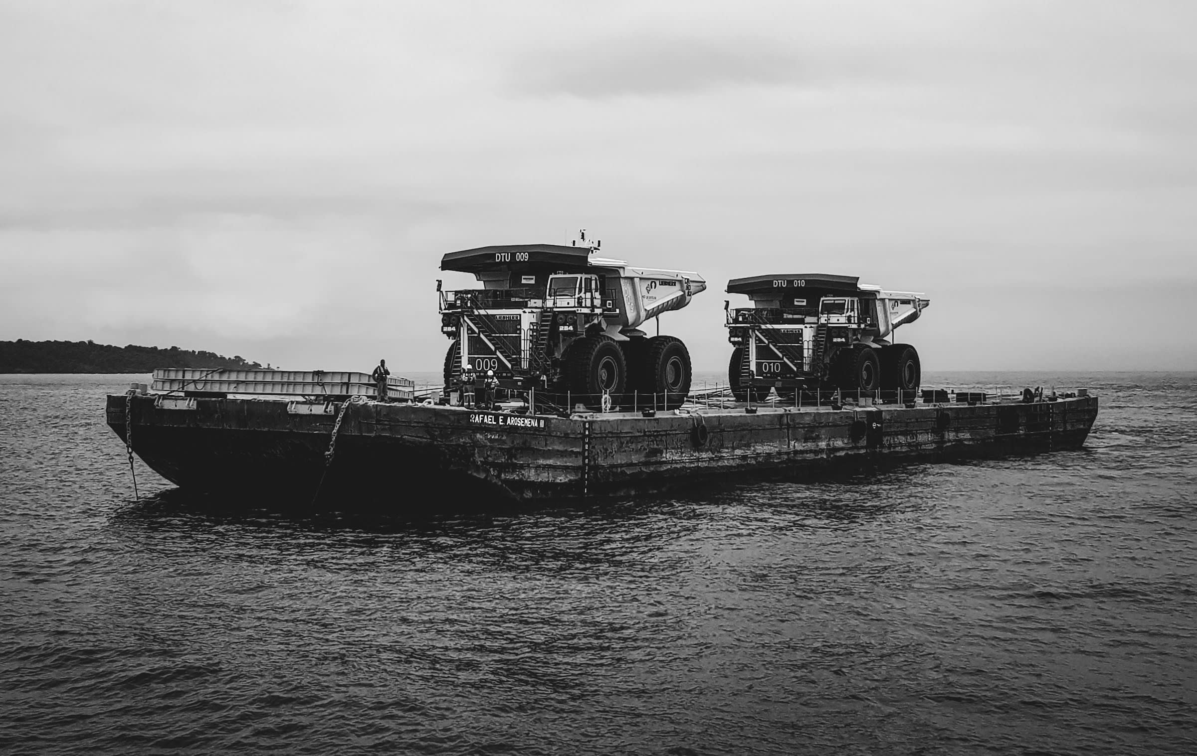 [Sample] 45 m flat-top deck barge loaded with heavy plant