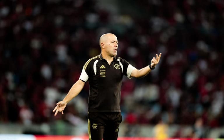 Conmebol multa Flamengo e Leonardo Jardim por atraso na Libertadores