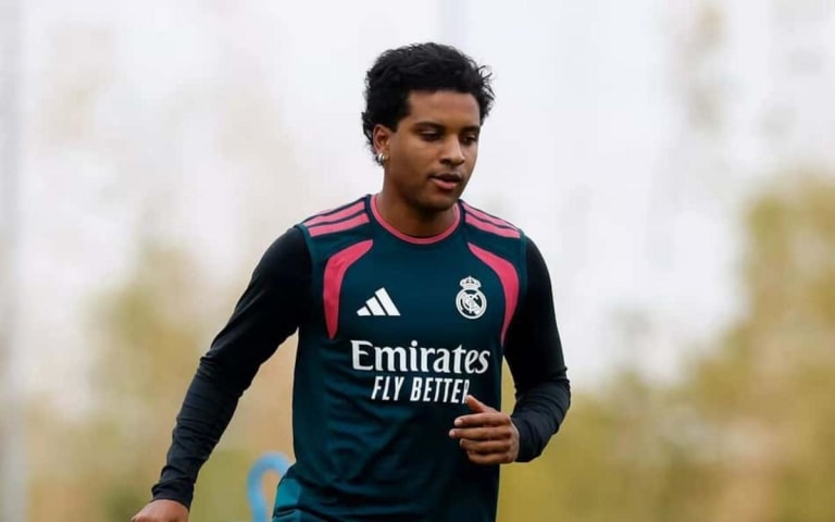 Rodrygo volta a trabalhar com bola no Real Madrid após lesão