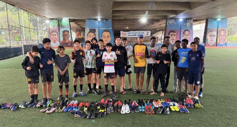 Museu do Futebol entrega 101 chuteiras a projetos sociais de São Paulo