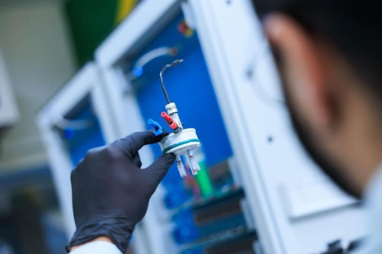 Bateria criada na Unicamp pode otimizar armazenamento de energia solar e eólica