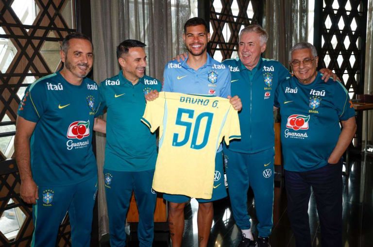 Bruno Guimarães ganha homenagem da Seleção Brasileira por cinquenta jogos com a Amarelinha