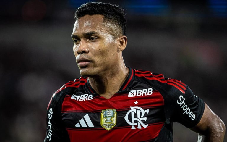 Lateral Alex Sandro troca chuteira após perder sola em jogo do Flamengo