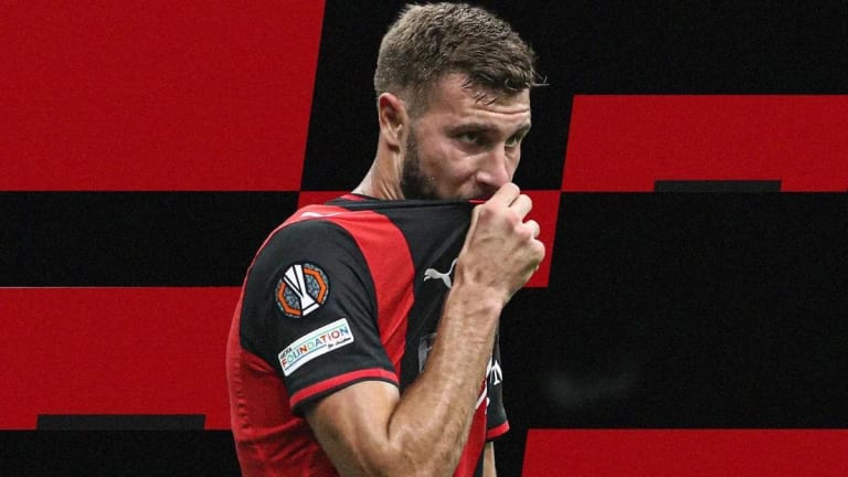 Strahinja Pavlovic chega à sede do Milan para assinar extensão contratual até 2031