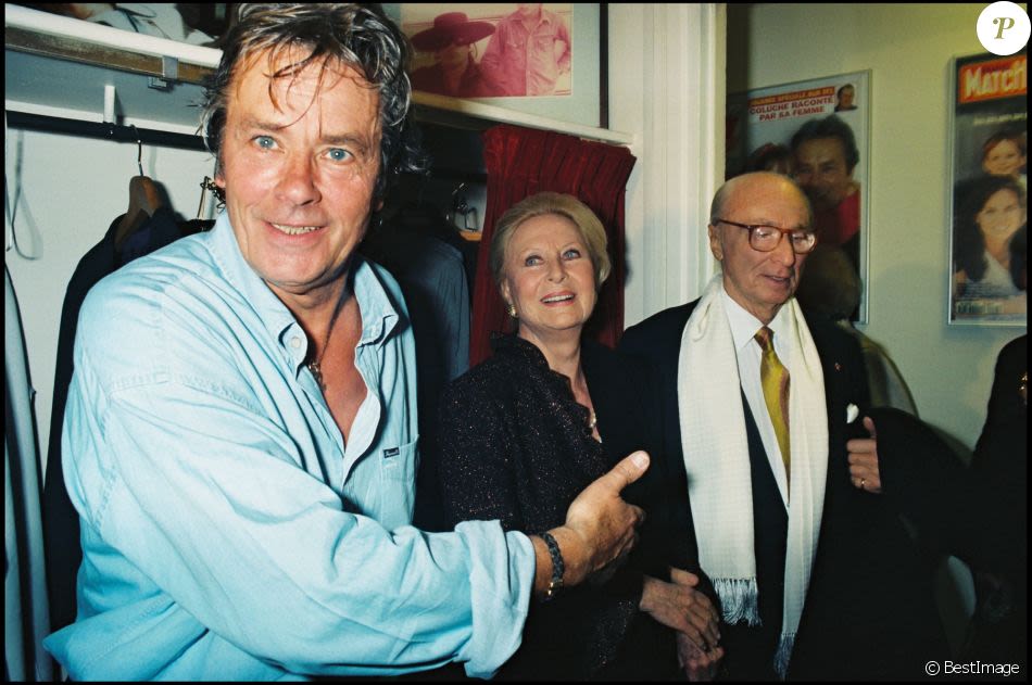 Alain Delon dans sa loge du théâtre Marigny le soir de la générale de Variations Énigmatiques
