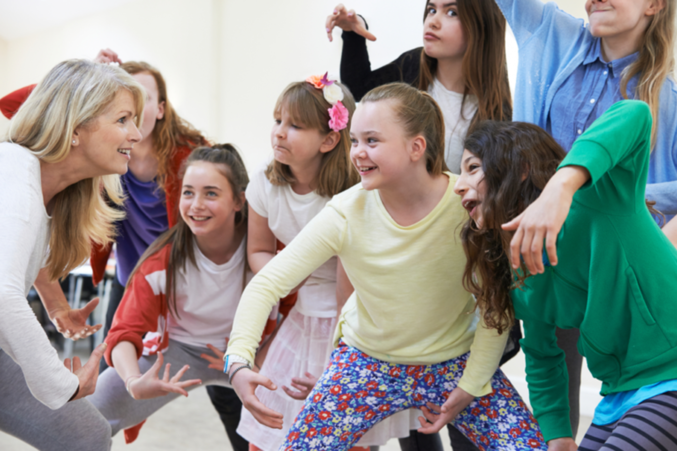 Enfants appréciant un cours de théâtre