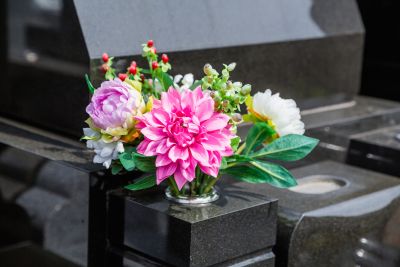 墓参りに持っていく花の種類と選び方 つ 造花でもok マナーも解説 Zehitomo Journal