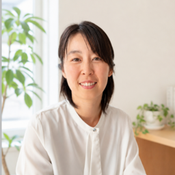 内山 初美
