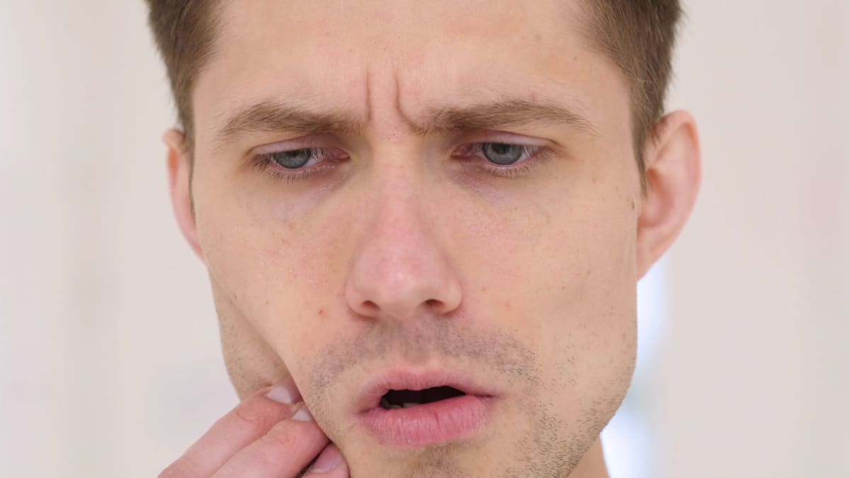 Masseter Muscle Dehiscence: man experiencing jaw muscle discomfort
