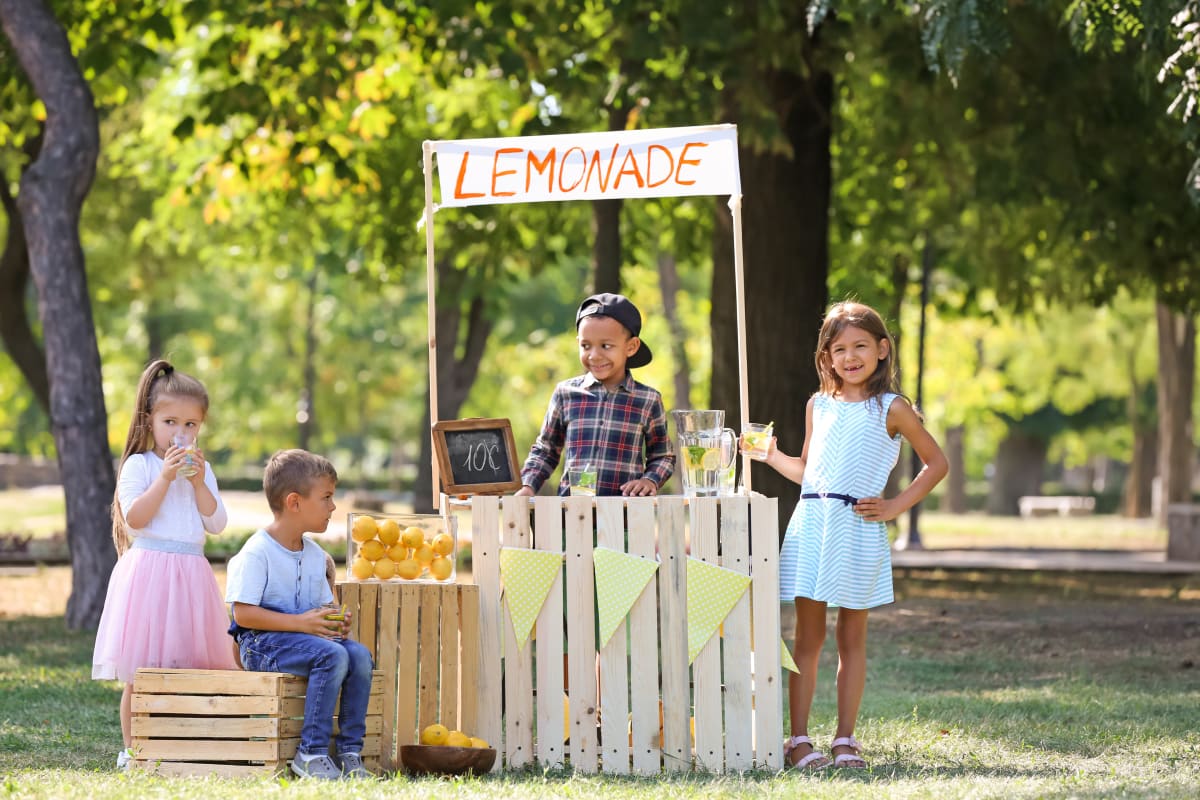 kids at lemonade stand