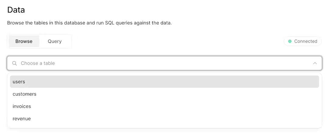 4つのテーブル（users、customers、invoices、revenue）のドロップダウンリストを示すデータベース画面