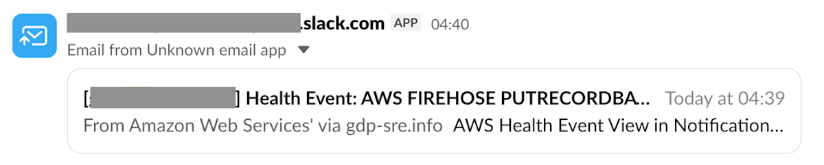 Slackで受信したメールがチャンネル上に表示された状態のスクリーンショット。メールの本文は折り畳まれた状態で見えなくなっており、タイトルも途中で途切れている。