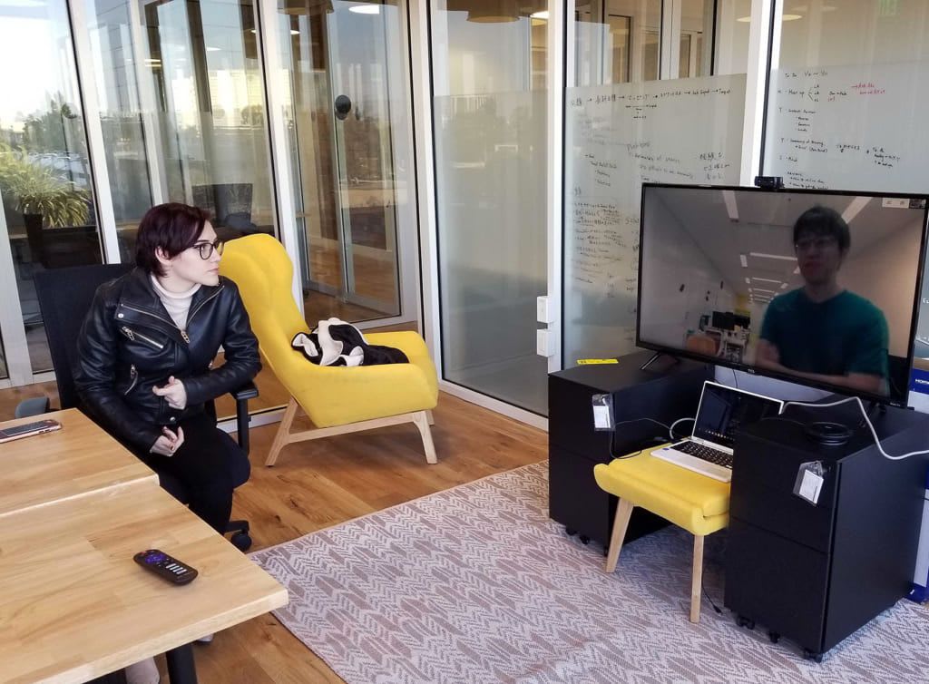 東京とカリフォルニアのオフィスをつないている”窓”の様子です。
