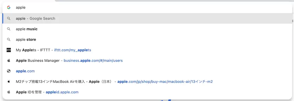 アドレスバーで "apple" と入れた例。検索ワードの候補と並んで履歴からも候補が出ている。