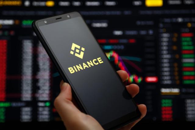 Binance logo intertwined with the Italian flag, symbolizing their collaborative venture into cryptocurrency.