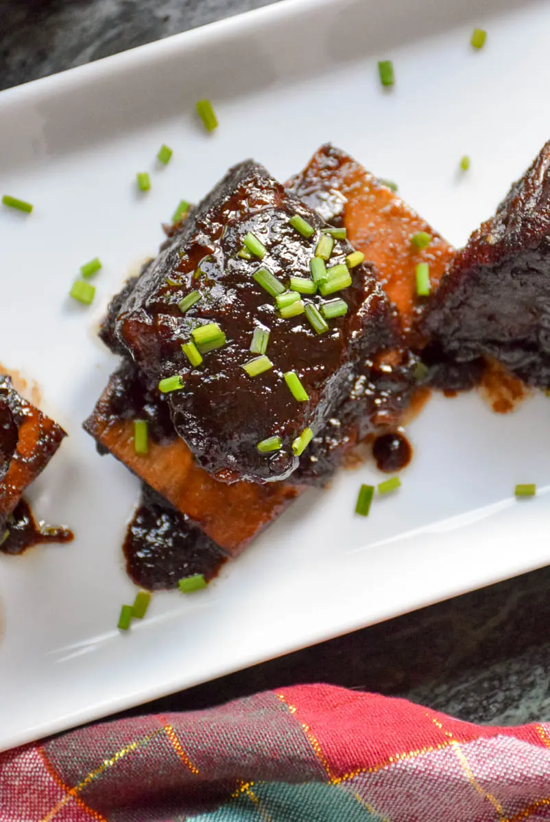 Braised Beef Short Ribs with Sweet Chili Sauce Braised Beef Short Ribs with Sweet Chili Sauce