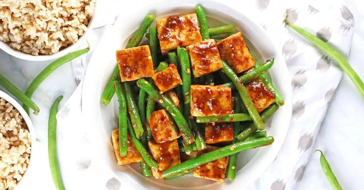 Spicy Cajun Tofu with Mac & Cheese & Green Beans