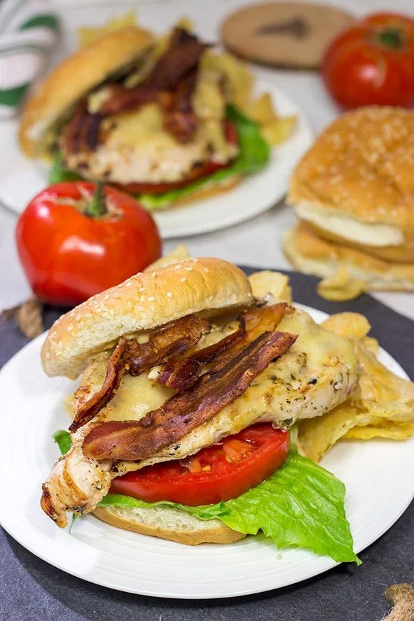 Chicken Sandwich & Garden Salad (No Cheese) Chicken Sandwich & Garden Salad (No Cheese)