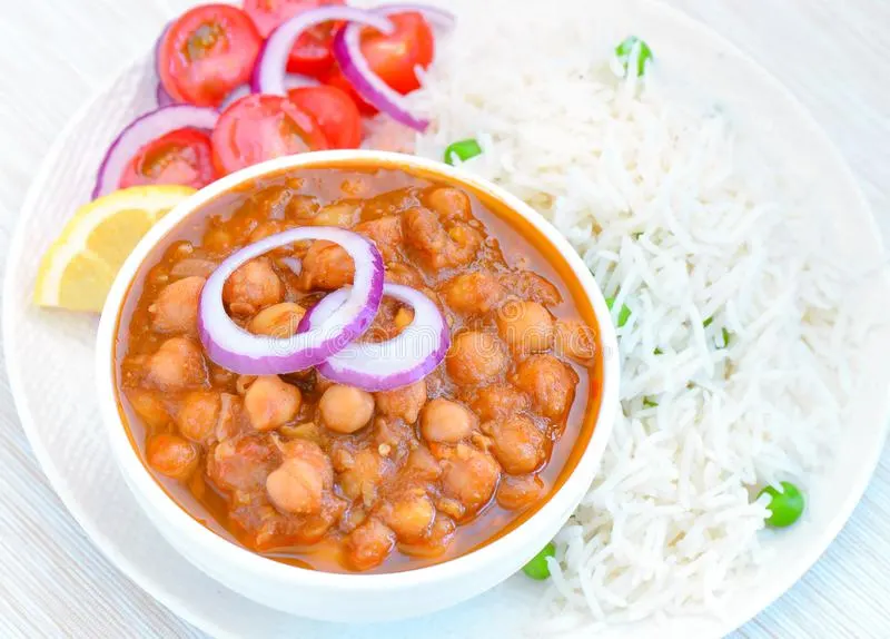 Chana Masala, Steamed White Rice, Wheat Roti & Hariyaali Tikki [16oz]