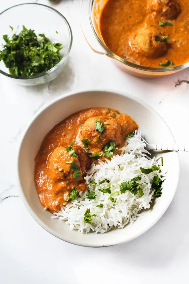 Malai Kofta, Steamed White Rice, Wheat Roti & Chana Masala [22oz]