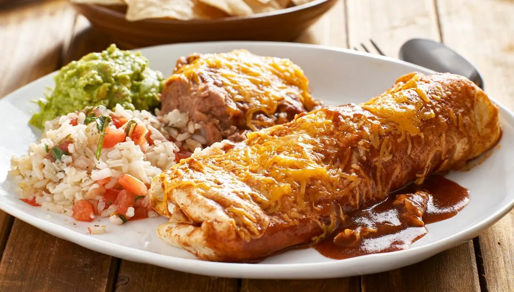 Pollo En Salsa Roja Super Burrito Box