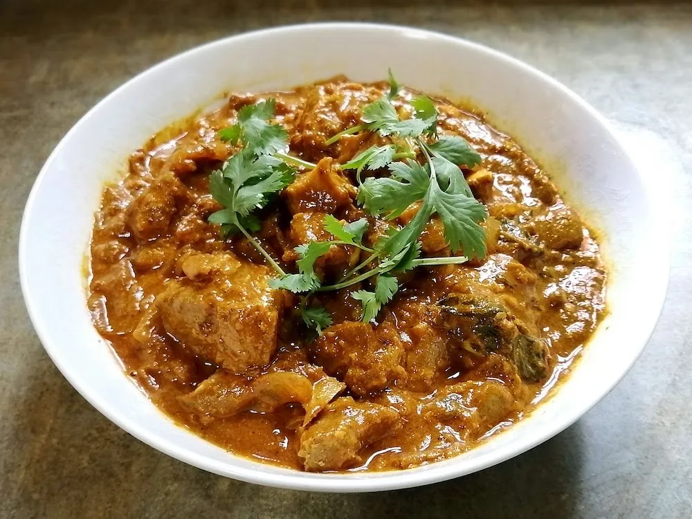 Goat Curry, Steamed White Rice, Wheat Roti & Chana Masala [22oz]